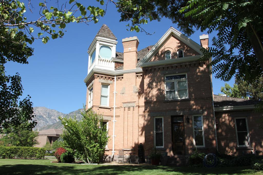 Hines Mansion Bed & Breakfast โพรโว ภายนอก รูปภาพ