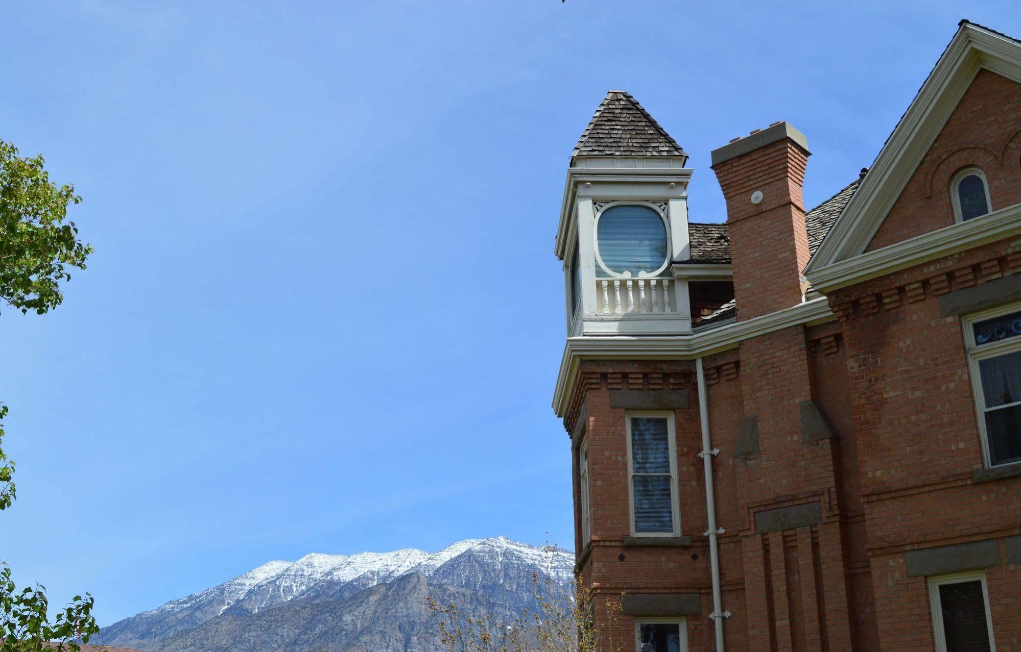 Hines Mansion Bed & Breakfast โพรโว ภายนอก รูปภาพ