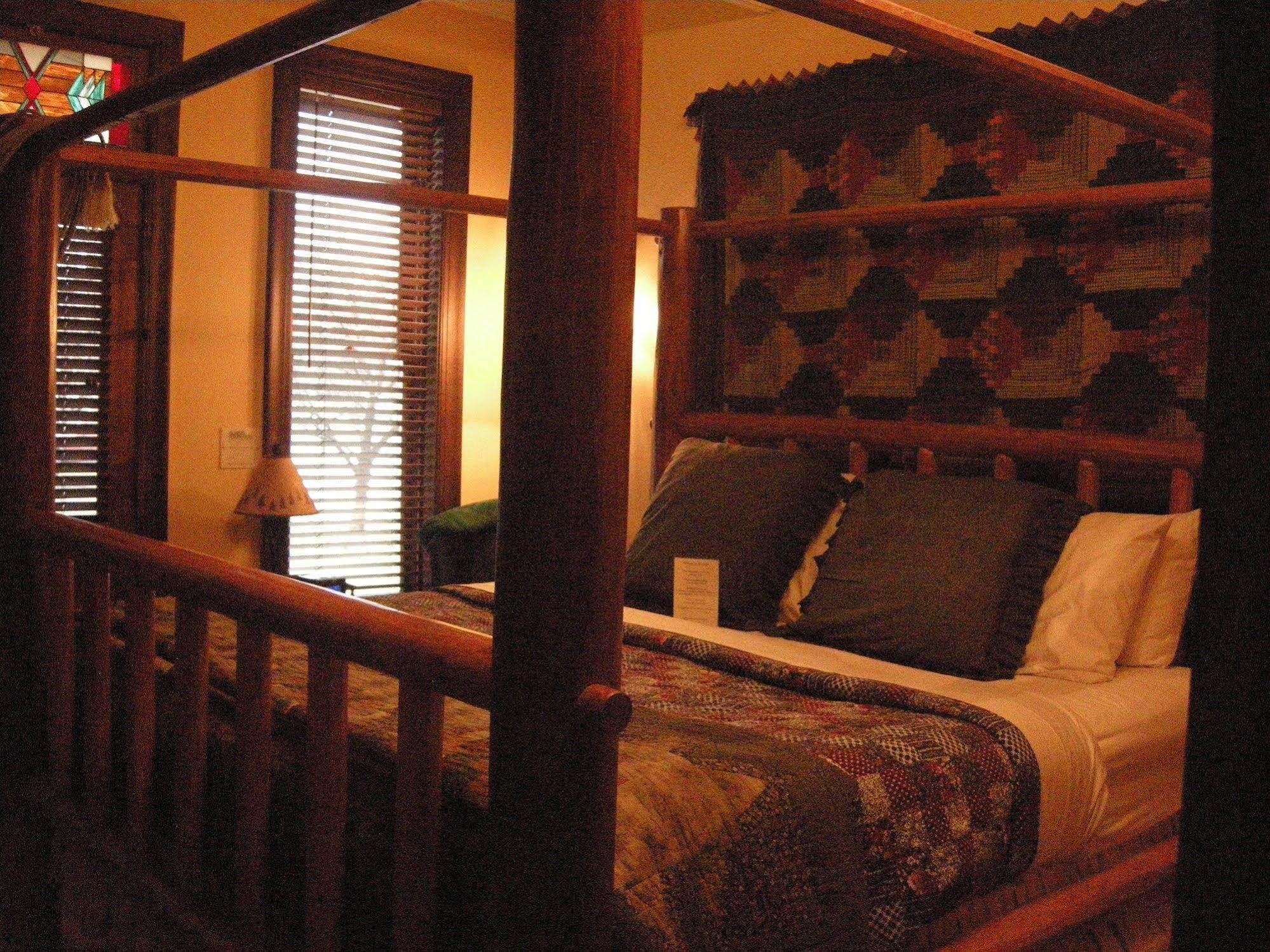 Hines Mansion Bed & Breakfast โพรโว ภายนอก รูปภาพ