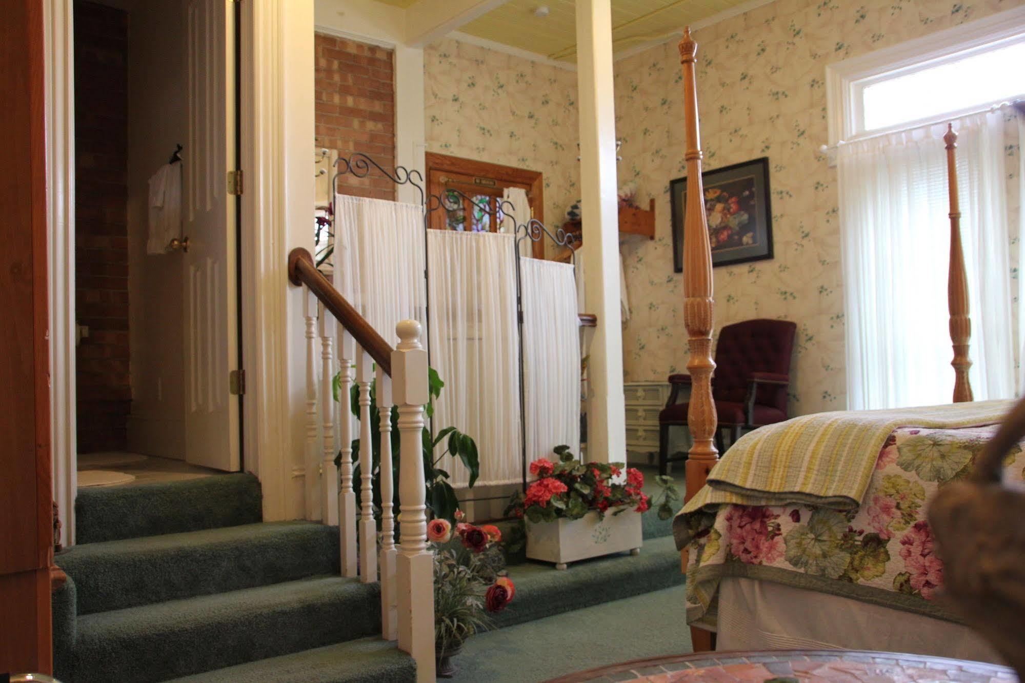 Hines Mansion Bed & Breakfast โพรโว ภายนอก รูปภาพ