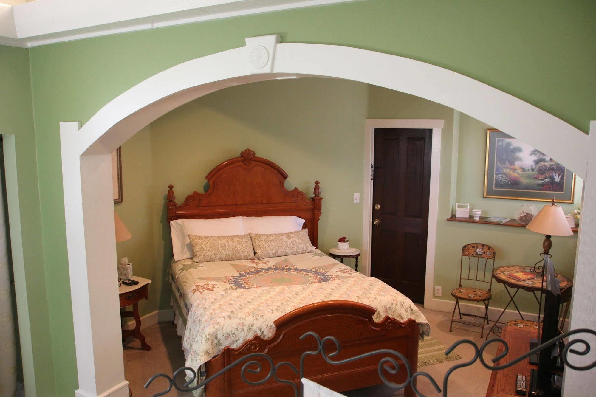 Hines Mansion Bed & Breakfast โพรโว ภายนอก รูปภาพ