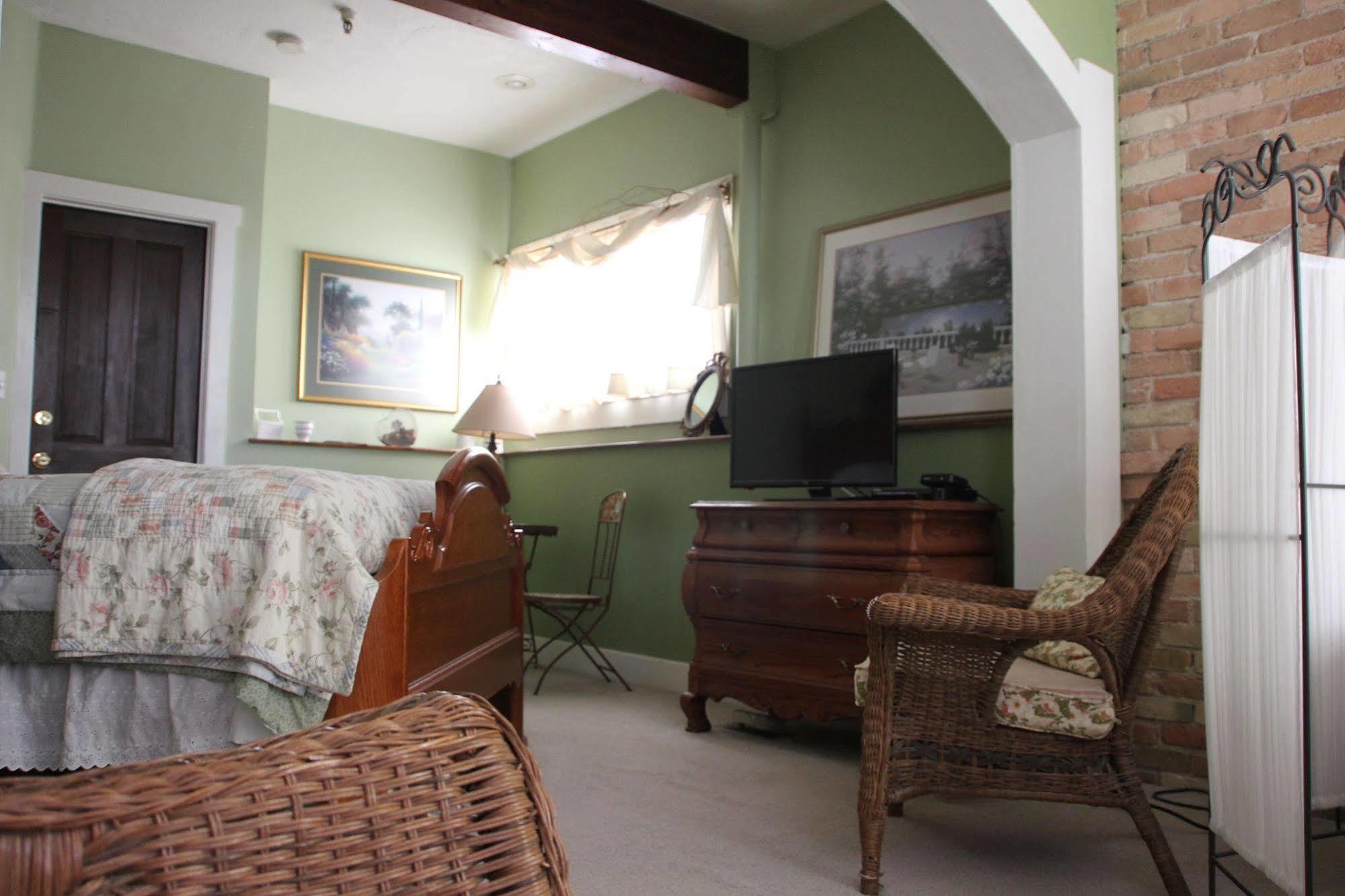 Hines Mansion Bed & Breakfast โพรโว ภายนอก รูปภาพ