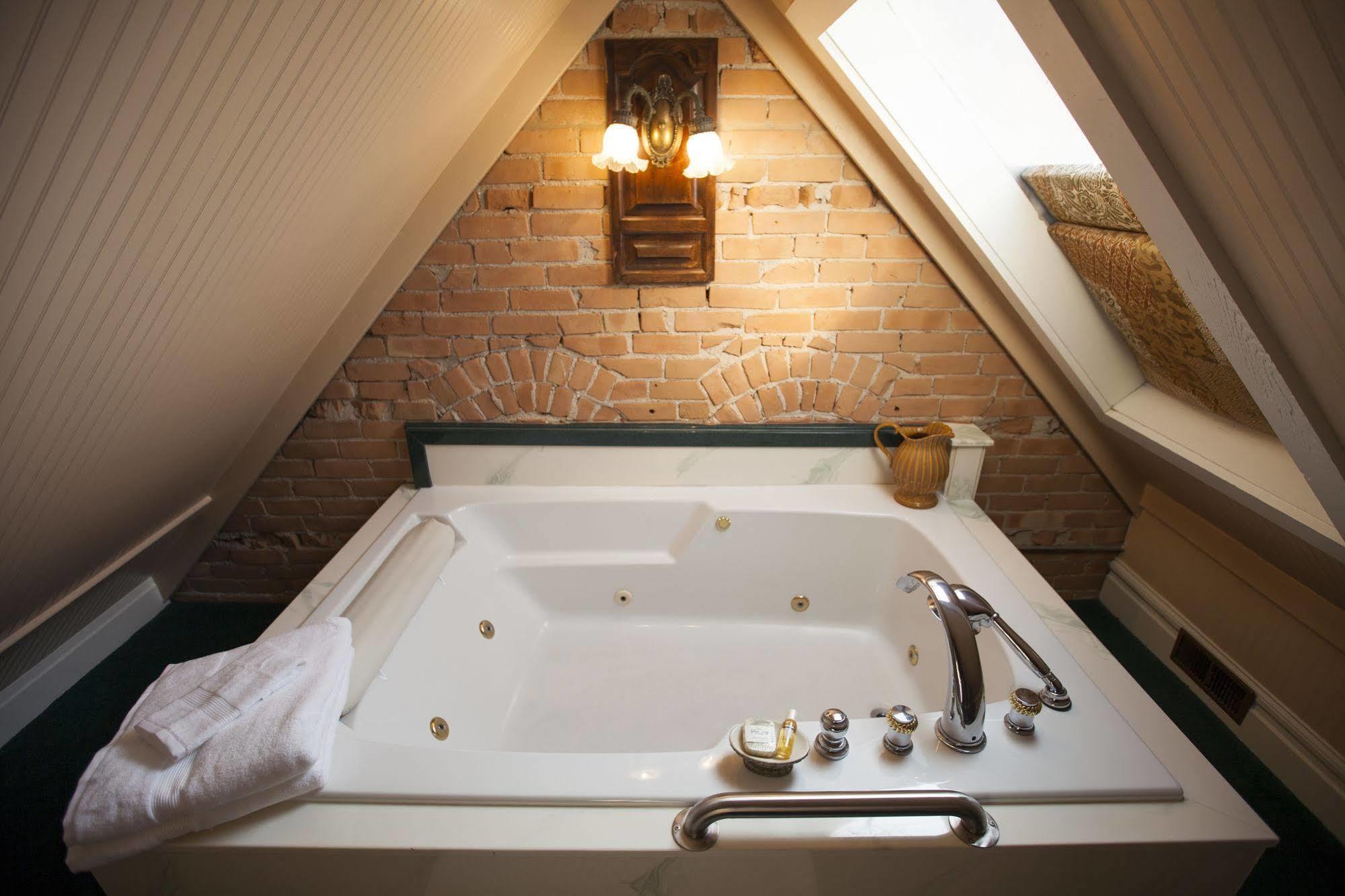 Hines Mansion Bed & Breakfast โพรโว ภายนอก รูปภาพ